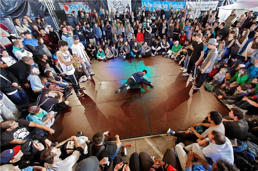 Welche Musik und welcher Tanzstil ist hip? Ein Anziehungspunkt für Jugendliche ist in Tübingen der „Southside-Battle“– Wettbewerb für Breakdancer und Hiphopper in der Panzerhalle, das Bild entstand 2012.Archivbild: Metz
