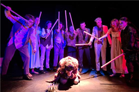 Wenn aus Träumen Theater wird: In der Hamletversion der Theaterhasen steckt von allen zehn Jugendlichen etwas drin. Bild: Alina Kohl