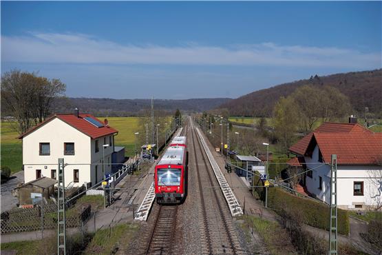 Wenn die Regionalstadtbahn kommt, könnte das das Aus für den Lustnauer Bahnhof (links) bedeuten. Der Ortsbeirat setzt sich jetzt dafür ein, den Bahnhof im Ort zu halten. Dem schließen sich auch Bewohner der „Alten Weberei“ an.Bild Metz