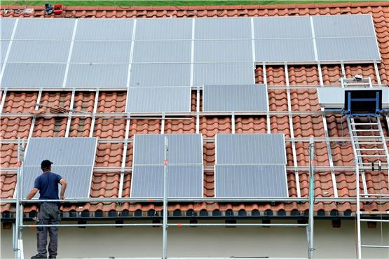 Wer eine Solaranlage mietet, lagert etwa die Verantwortung für Installation und Wartung an den Vermieter aus. Foto: Rolf Haid/dpa