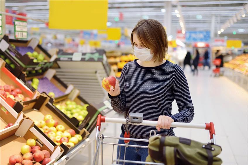 Werden Verbraucher künftig bewusster einkaufen? Eine junge Frau im Supermarkt vor einem Obststand. Foto: ©Maria Sbytova/shutterstock.com