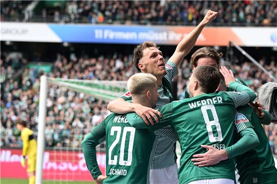 Werders Spieler jubeln über das Tor zum 2:0. Foto: Carmen Jaspersen/dpa
