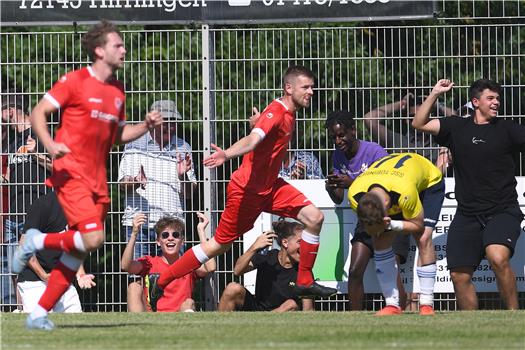 Werner Oelkuch bejubelt das 2:2 des TSV Ofterdingen gegen den SSC. Bild: Ulmer