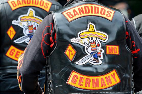 Westen mit dem Schriftzug „Bandidos Germany“. Foto: Marius Becker/dpa