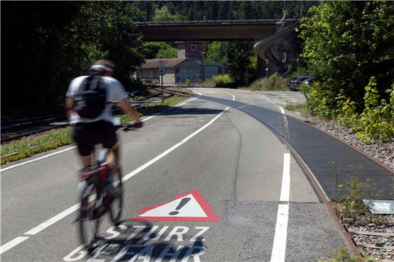 Wie das Bahngleis beim Bahnhof Eyach den Neckartalradweg schneidet, ist für Radler gefährlich. Bild: Klaus Franke