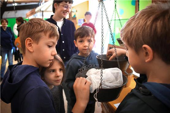 Wie geht wiegen? Das testeten diese Kinder am Samstag im Stadtmuseum Tübingen mit einem Säckchen Bohnen. Bild: Erich Sommer