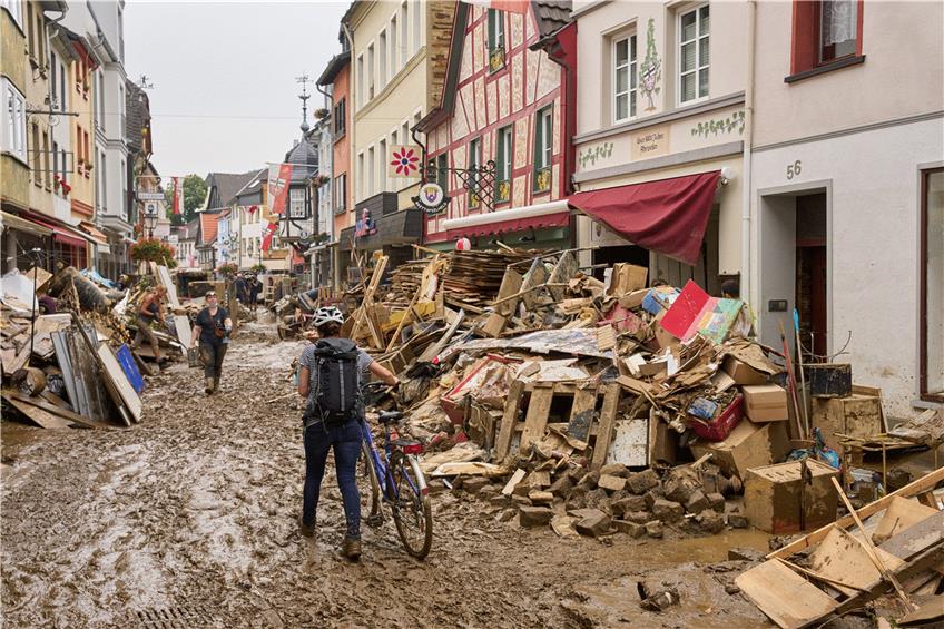 Wie hier in Ahrweiler müssen in zahlreichen Orten Gebäude und Straßen erneuert werden. Foto: Thomas Frey/dpa