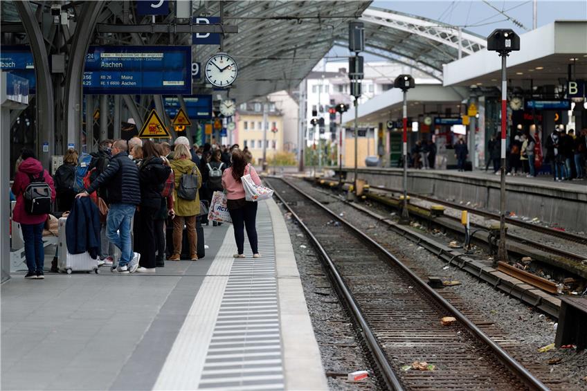 Wie hier in Köln warteten deutschlandweit viele Bahnreisende vergebens auf ihren Zug. Bild: Henning Kaiser/dpa