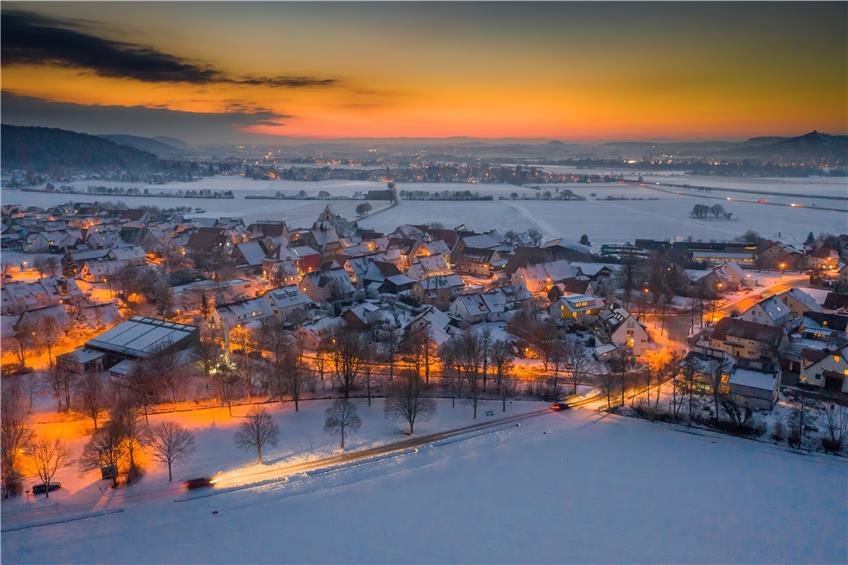 Wie schön der Schnee in Weilheim mit dem Abendrot um die Wette leuchtet, wenn man aus 69 Metern Höhe die Drohne eine Viertelsekunde belichten lässt. Bild: Ulrich Metz
