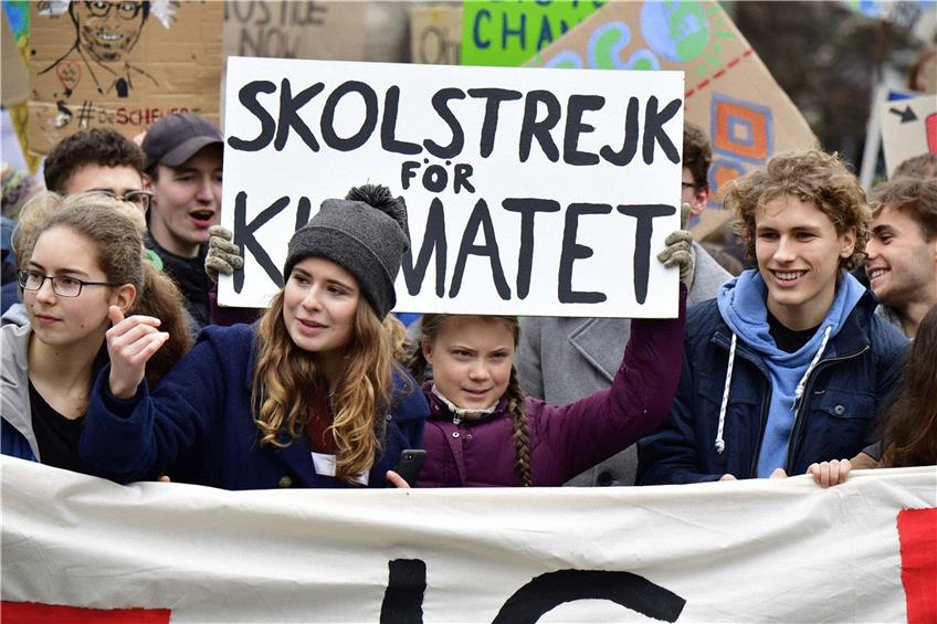 Wieder auf der Straße: Luisa Neubauer und Greta Thunberg. Foto: Tobias Schwarz/afp