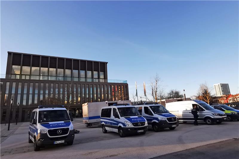 Wieder großes Polizeiaufgebot vor der Reutlinger Stadthalle. Bild: Thomas de Mar...