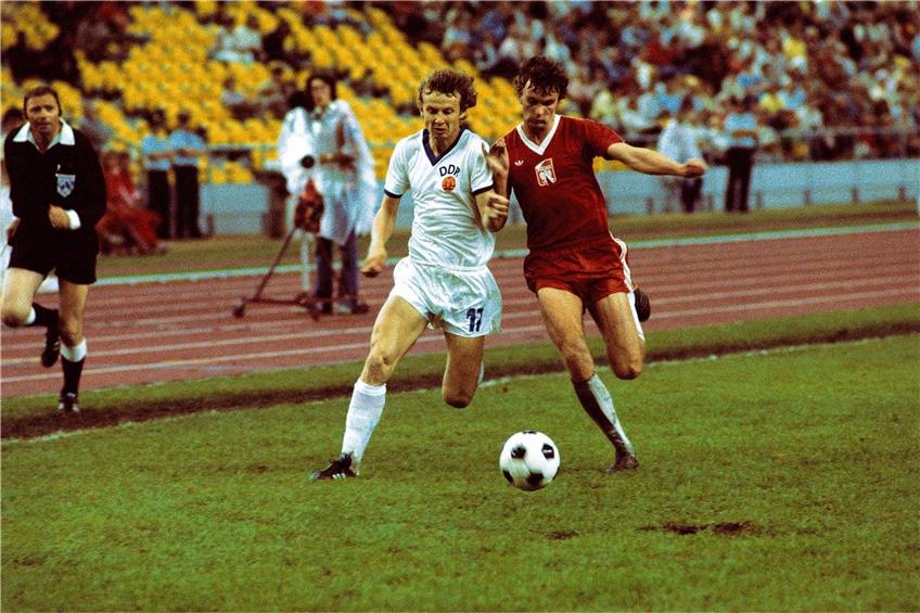 Wilfried Gröbner (links) wurde im olympischen Fußball-Finale gegen Polen rund 20 Minuten vor Schluss eingewechselt und sorgte mit für den 3:1-Sieg. Foto: Imago