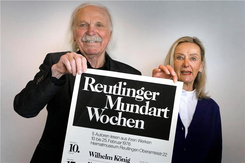Wilhelm König und seine Frau Manuela mit dem ersten Plakat für die Mundartwochen. Bild: Horst Haas