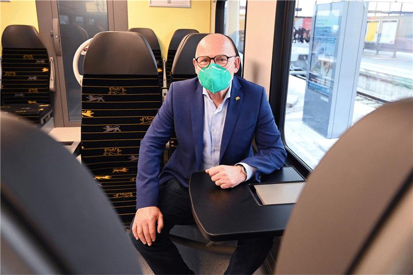 Will den Tankt bei Bus und Bahn verdichten: Minister Hermann. Foto: Bernd Weissbrod/dpa