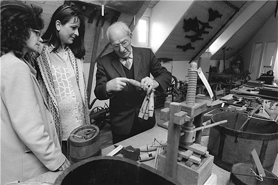 Willy Braun (rechts) legte den Grundstock für das Neustetter Heimatmuseum. Am Kirbe-Sonntag imOktober 1998 zeigte er zwei Besucherinnen, wie die Maus in diese Holzfalle muss – damals noch imDachgeschoss des Remmingsheimer Bürgerhauses.Archivbild: Rainer Mozer