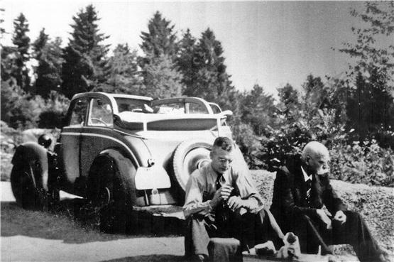 Willy Gulde (links) und der Vater Christian Gulde während einer Rast 1938 mit dem damals fast neuen Cabrio DKW F7.Privatbild