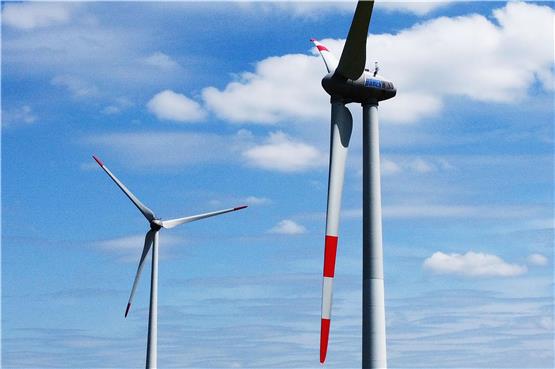 Windkraftanlagen mit ihren riesigen Rotorblättern ragen in einem Windpark in die Höhe. Foto: Arne Dedert/dpa/Symbolbild