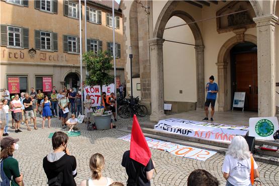 Windkraftbefürworter demonstrierten am Samstag vor dem Dom. Bild: Alina Kohl