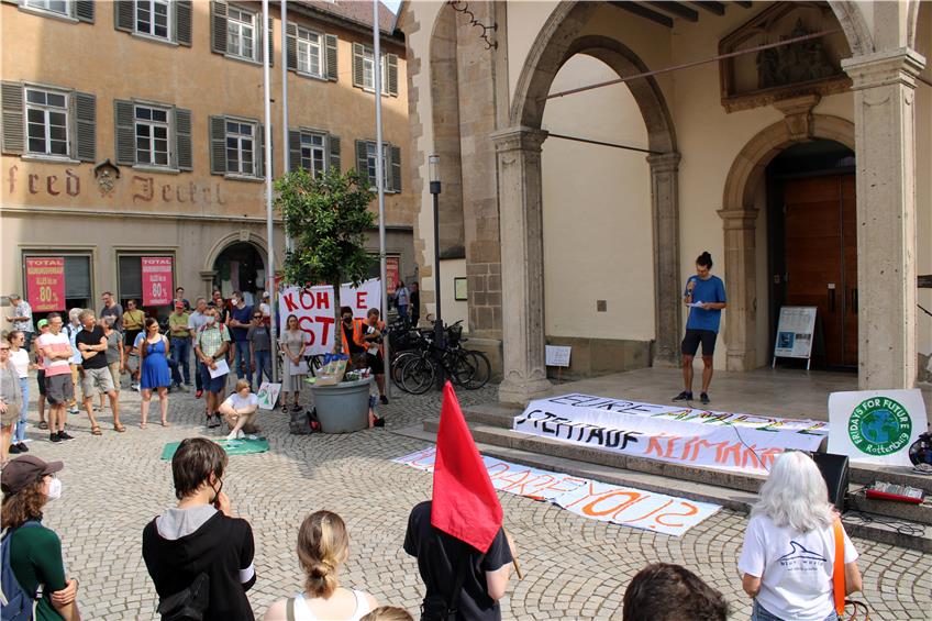 Windkraftbefürworter demonstrierten am Samstag vor dem Dom in Rottenburg. Bild: Alina Kohl