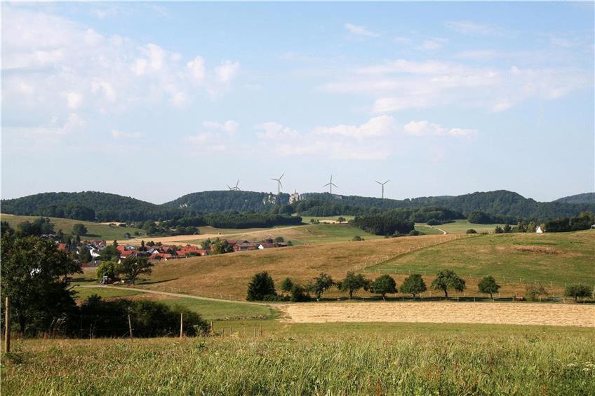 Windräder am Horizont: So könnte das Panorama des Schlosses Lichtenstein vom Aussichtspunkt Locherstein aussehen. Foto: Computersimulation: Sowitec