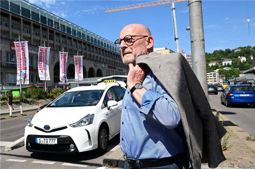 Winfried Hermann unterwegs in Stuttgart: Stolz ist der Verkehrsminister auf den Ausbau des ÖPNV und des Radverkehrs in Baden-Württemberg unter seiner Regie. Foto: Bernd Weißbrod/dpa