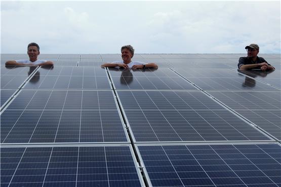 Winfried Santura und Klaus Lehmann von der eER mit Bene Müller von Solarcomplex an den neu installierten Solarzellen (von links). Bild: Ulyana Dobrochynskyy