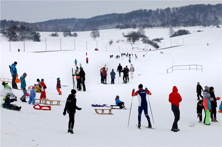 Wintersport in Zeiten der Pandemie: Nicht nur beim Skilift in Undingen teilen sich in diesen Tagen Langläufer und Rodler die Piste. Archivbild: Horst Haas