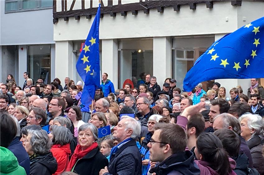 „Wir sind das Volk“ in Europa, riefen gestern viele laut auf dem Tübinger Holzmarkt. Bild: Laudenbach