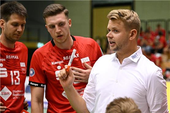 Wird den Stift beim Topspiel wieder Co-Trainer Felix Weber (links)geben: TVR-Cheftrainer Jan Scheuermann. Bild: Ulmer