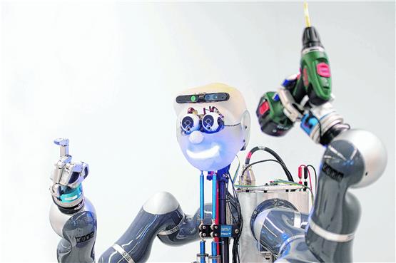 Wissenschaftler des MPI entwickeln Algorithmen, mit denen der Roboter Apollo beispiels- weise lernt, einen Akkubohrer zu bedienen. Foto: Wolfram Scheible für MPI-IS