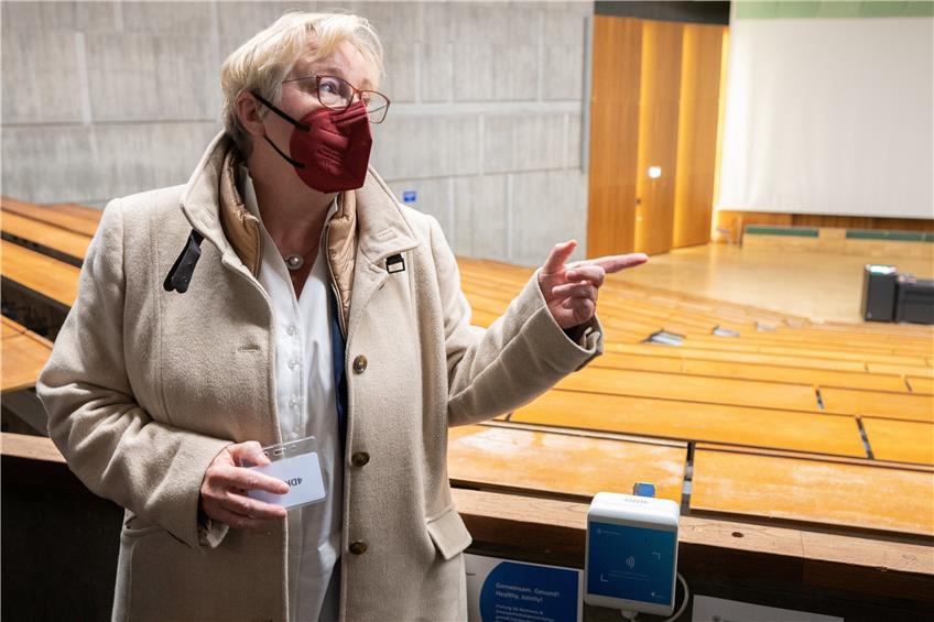 Wissenschaftsministerin Theresia Bauer steht in einem Hörsaal der Universität Stuttgart.