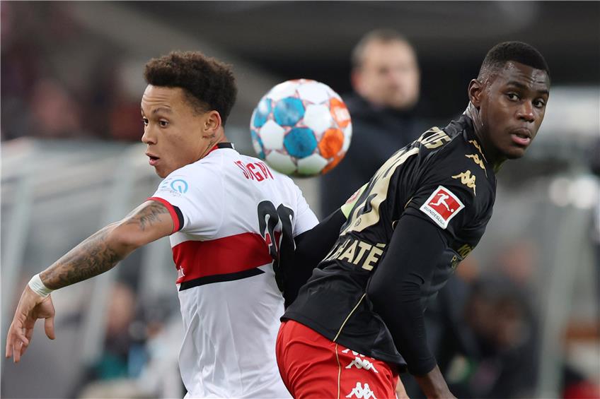 Wo ist der Ball? Stuttgarts Roberto Massimo (l.) und Moussa Niakhaté (Mainz 05) versuchen, den Überblick zu behalten.  Foto: Tom Weller/dpa