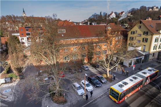 Wo jetzt noch Autos beim Uhlandbad in Tübingen parken, könnte ein Konzertsaal entstehen. Bild: Marko Knab