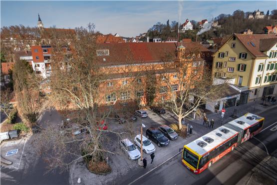 Wo jetzt noch Autos beim Uhlandbad in Tübingen parken, könnte ein Konzertsaal entstehen. Bild: Marko Knab
