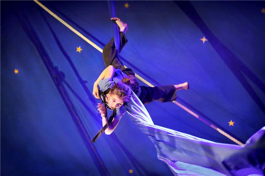 Wöchentlich trainieren die zirkusbegeisterten Nachwuchs-Artisten, um bei den Aufführungen des Tübinger Kinder- und Jugendzirkus Zambaioni spektakuläre Nummern zeigen zu können, wie hier am Vertikalseil. Bild: Faden