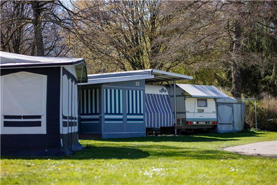 Wohnwägen und Vorzelte von Dauercampern sind auf einem Campingplatz zu sehen. Foto: Philipp von Ditfurth/dpa
