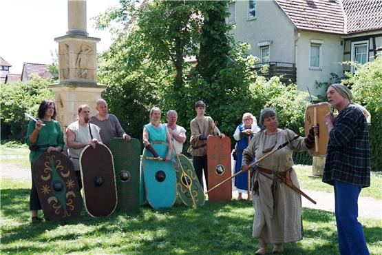 Wolf Göz (rechts) und seine Riusiava-Gruppe zeigten, wie die alten Kelten kämpften. Bild: Andreas Straub
