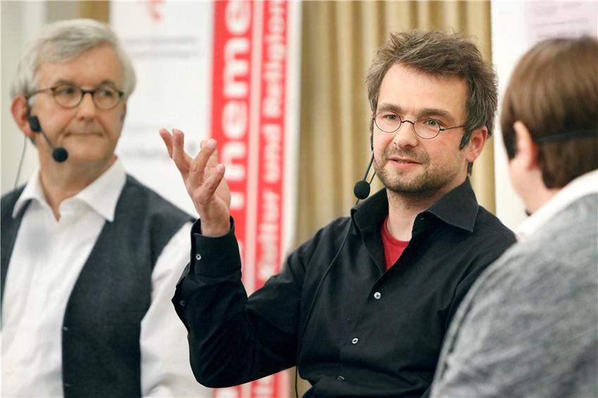 Wolfgang Bauer am Mittwochabend im „Zeitgespräch“ mit Bernhard Bosold (links) und Ulla Heinemann. Bild: Haas