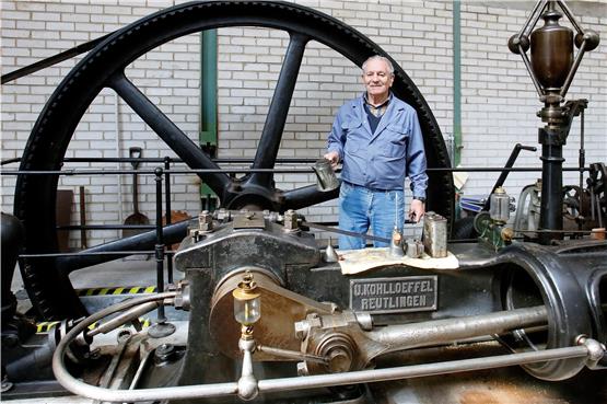 Wolfgang Bayer mit der Kohllöffel-Dampfmaschine. Bild: Horst Haas