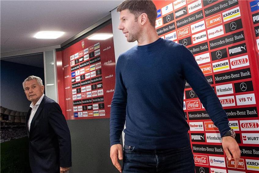 Wolfgang Dietrich (l), Präsident des VfB Stuttgarts, und Thomas Hitzlsperger, neuer Sportvorstand des VfB. Foto: Sebastian Gollnow dpa