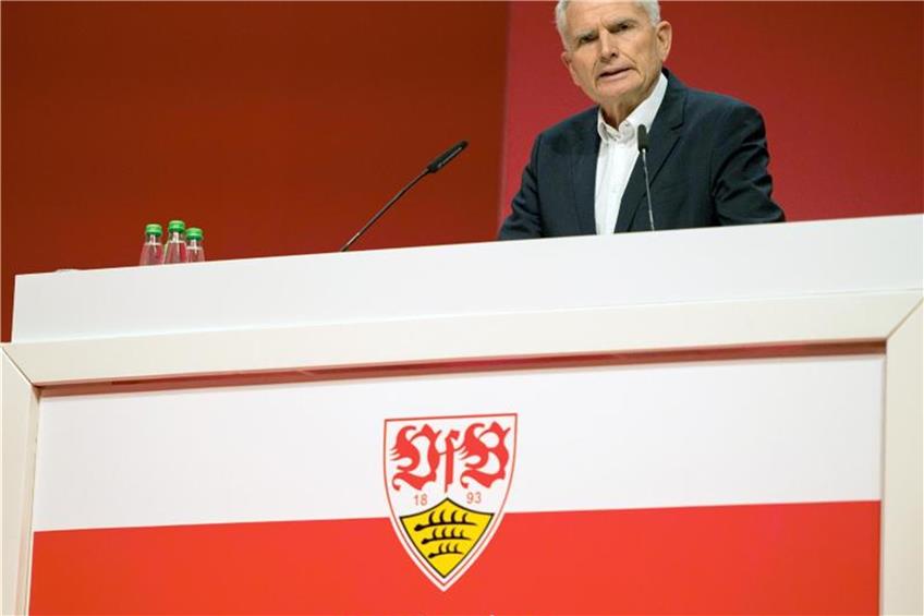 Wolfgang Dietrich spricht zu den Mitgliedern des VfB Stuttgart. Foto: D. Calagan/Archiv dpa