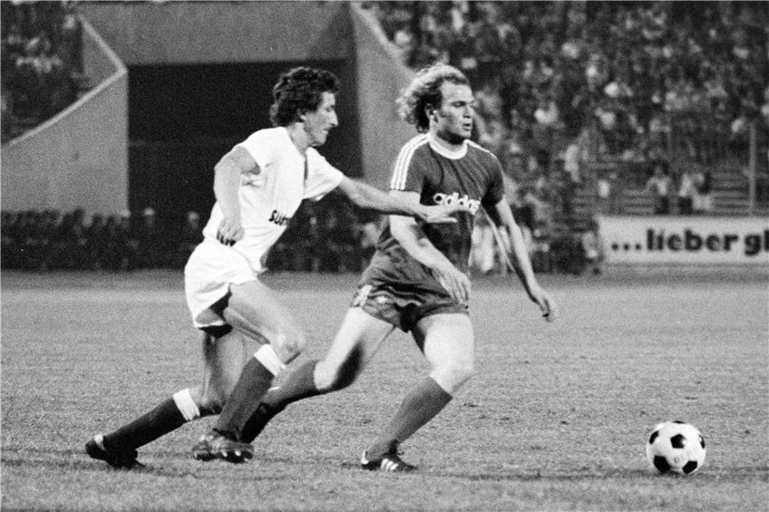 Wolfgang Haug (links) kickte fünf Jahre beim FC Augsburg – unter anderem hier bei einem Freundschaftsspiel am 7. August 1974 gegen den FC Bayern München und Uli Hoeneß (rechts).  Bild: Ulmer/Werek
