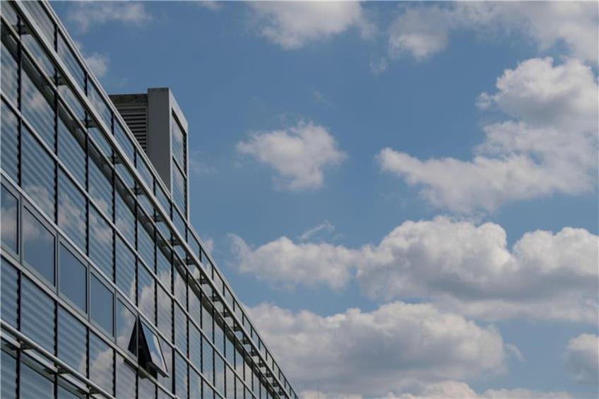 Wolken spiegeln sich in der Fassade des Hochleistungsrechenzentrums Stuttgart (HLRS). Foto: Marijan Murat/dpa/Archivbild