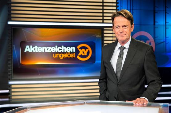 ZDF-Moderator Rudi Cerne im Studio der Sendung „Aktenzeichen XY ... ungelöst“. Foto: Sina Schuldt/dpa/Archivbild