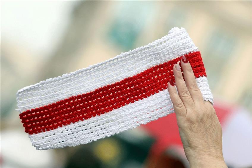 Zeichen des Protests: Eine Frau hält einen Teil der weißrussischen Flagge hoch. Foto: Stringer