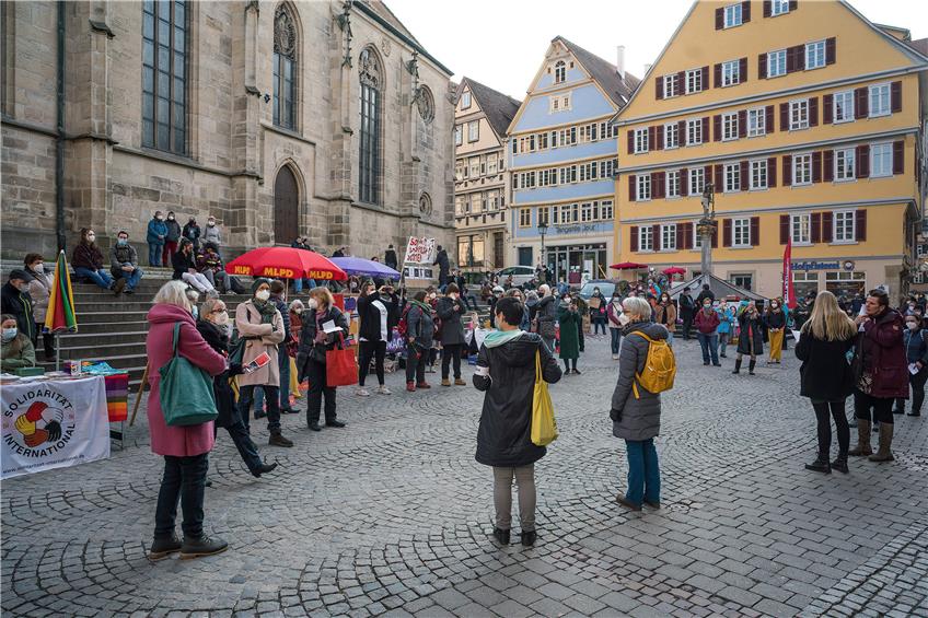 Zeitweise waren knapp 100 Leute bei der Frauentagskundgebung am Montag auf dem Tübinger Holzmarkt. Bild: Ulrich Metz