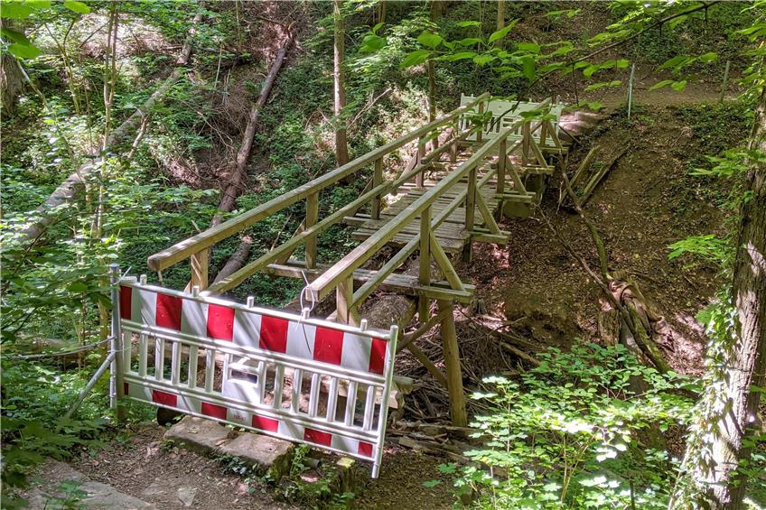 Zerstörter Fußgängersteg im Wald bei der Römersäule in Rottenburg. Privatbild