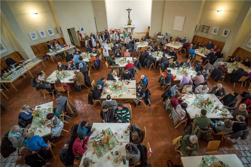 Zirka 250 Gäste kamen gestern am ersten Tag der neunten Tübinger Vesperkirche zum MIttagessen.Bild: Metz