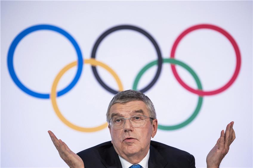 Zögert mit der Entscheidung: IOC-Präsident Thomas Bach. Foto: Jean-Christophe Bott/dpa