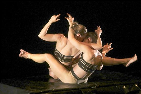 Zu Stein getanzt: Ursa Rupnik und Liza Simenc in „Medusa“ während der „Poetry in Motion“ gestern und vorgestern im LTT. Bild: Faden